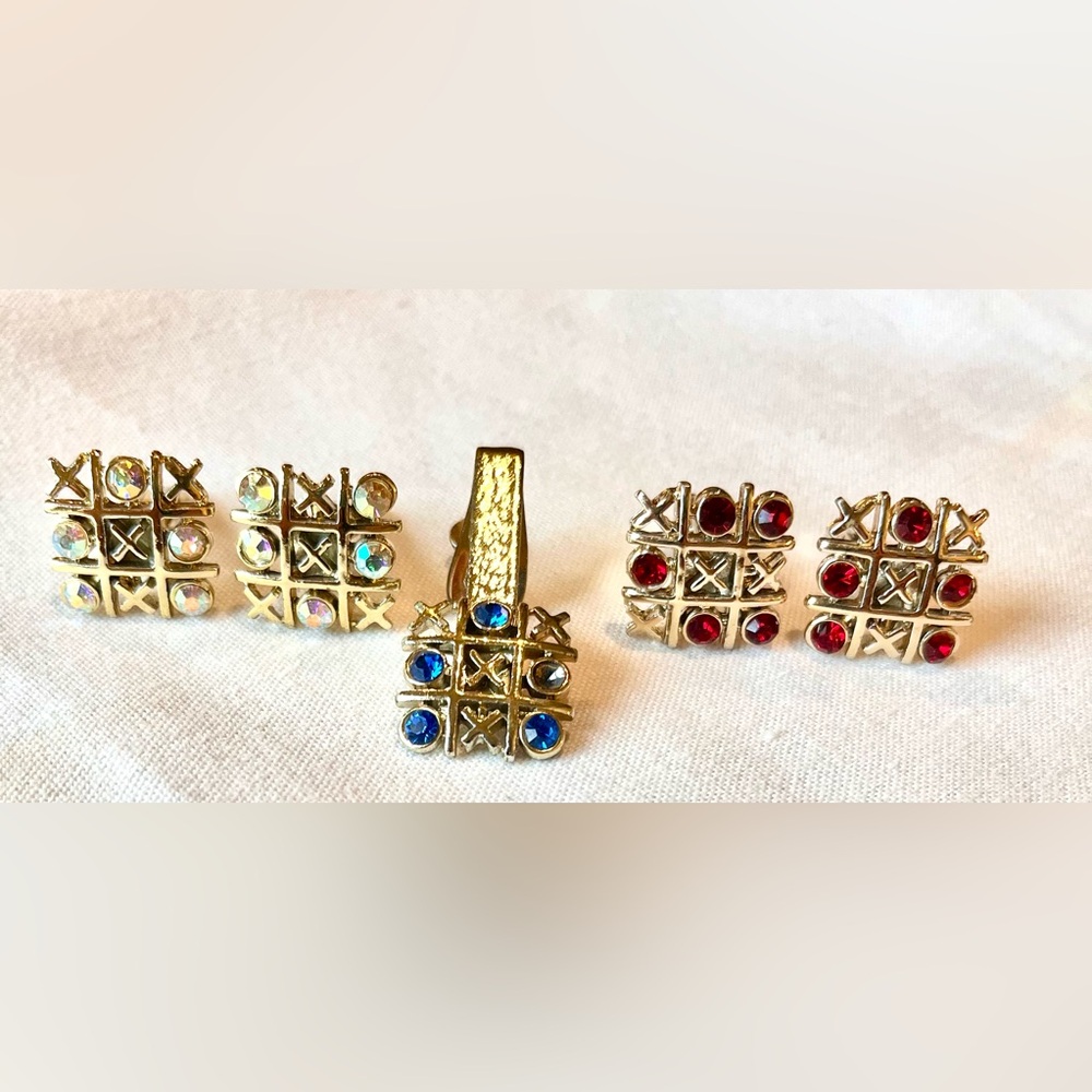 Mens tic-tac-tow tie clip and two sets of cuff links. Costume jewelry.